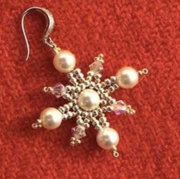 Beaded christmas star Earrings - Picture 3 of 3
